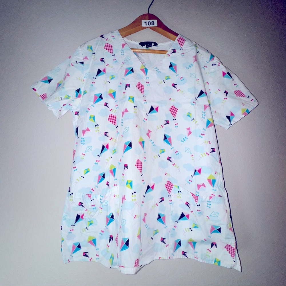 Zoe + Chloe kite scrub top colorful size medium